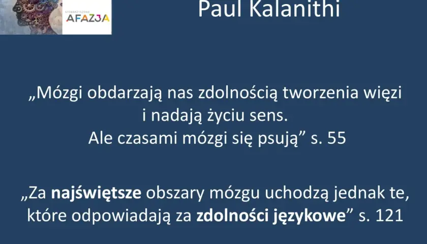 Grafika przedstawia głowę z trybikami, symbolizującą mózg, oraz cytaty Paula Kalanithiego o mózgu i afazji.