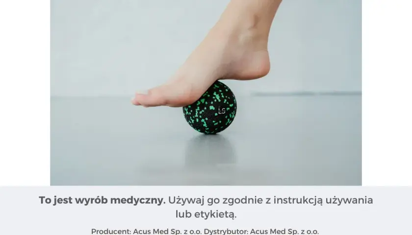 Stopa masowana piłeczką, łagodząc zapalenie rozcięgna podeszwowego.