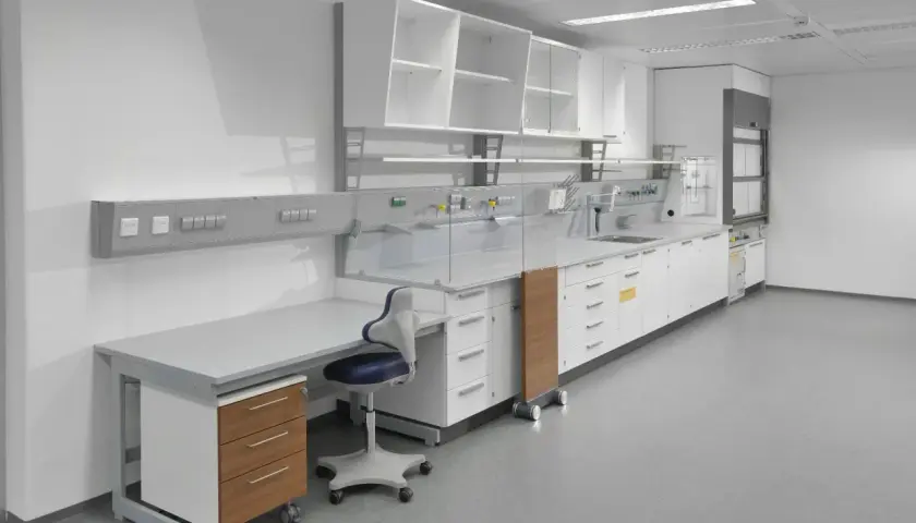Jak powinno wyglądać laboratorium chemiczne? Projekt i BHP