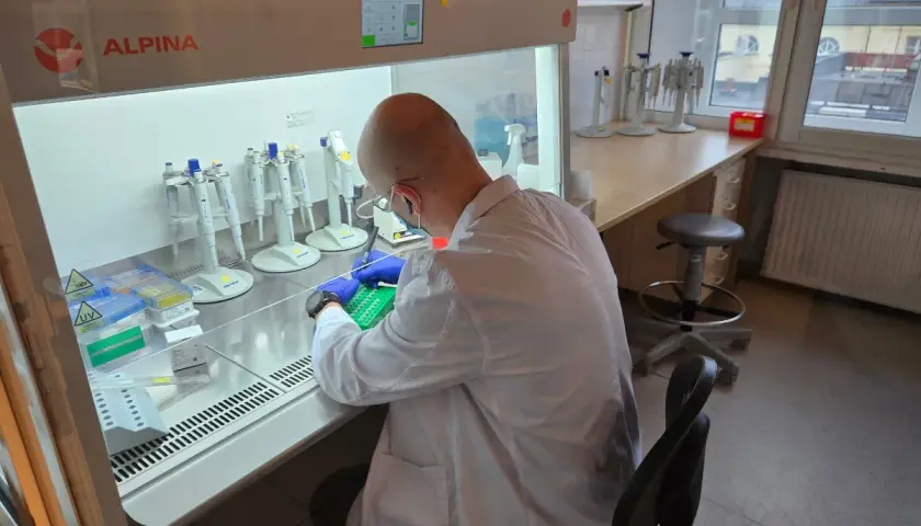 Laboratorium kryminalistyczne: Zarobki, specjalizacje i jak je zwiększyć