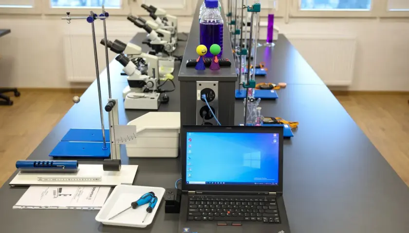 Zarobki w laboratorium kryminalistycznym: Realia, pensje i kariera